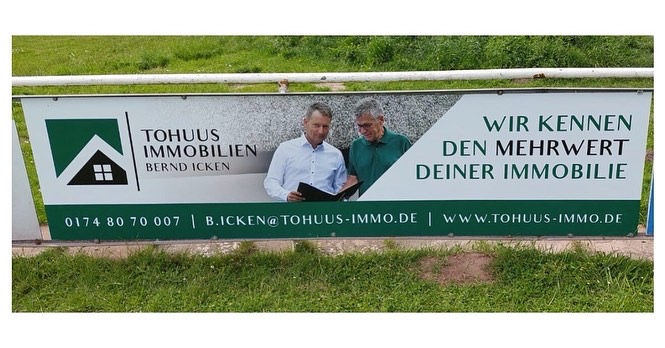 Mehr über den Artikel erfahren ToHuus Immobilien – Bernd Icken unterstützt uns mit Bandenwerbung 