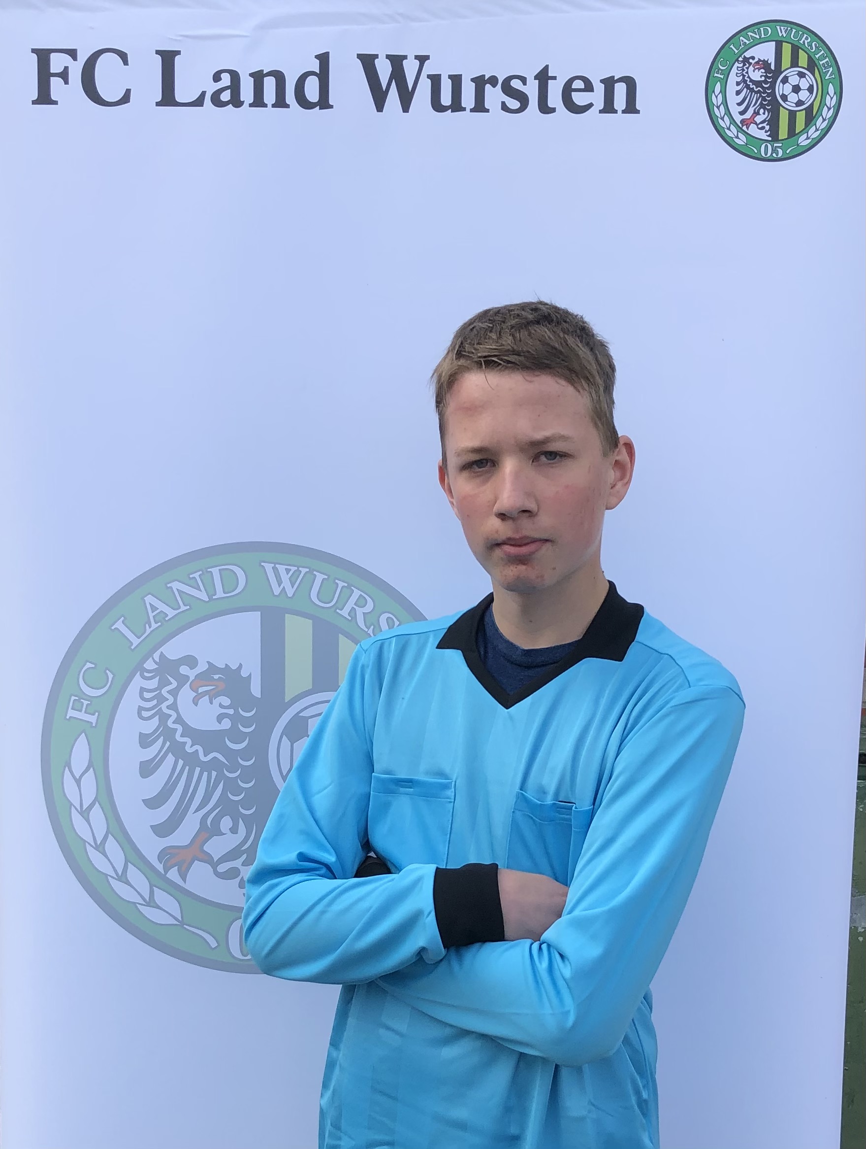 Read more about the article <strong>Urenkel vom WM-Schiedsrichter pfeift für den FC Land Wursten</strong>