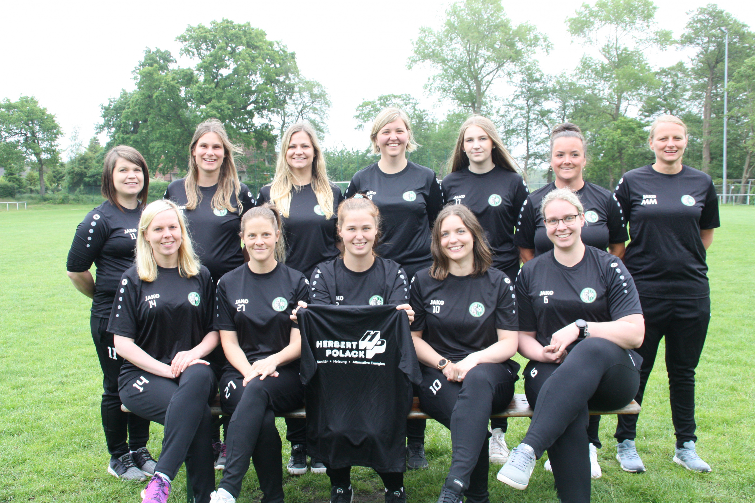 Read more about the article Firma Polack sponsert Trainingsshirts für die Damen