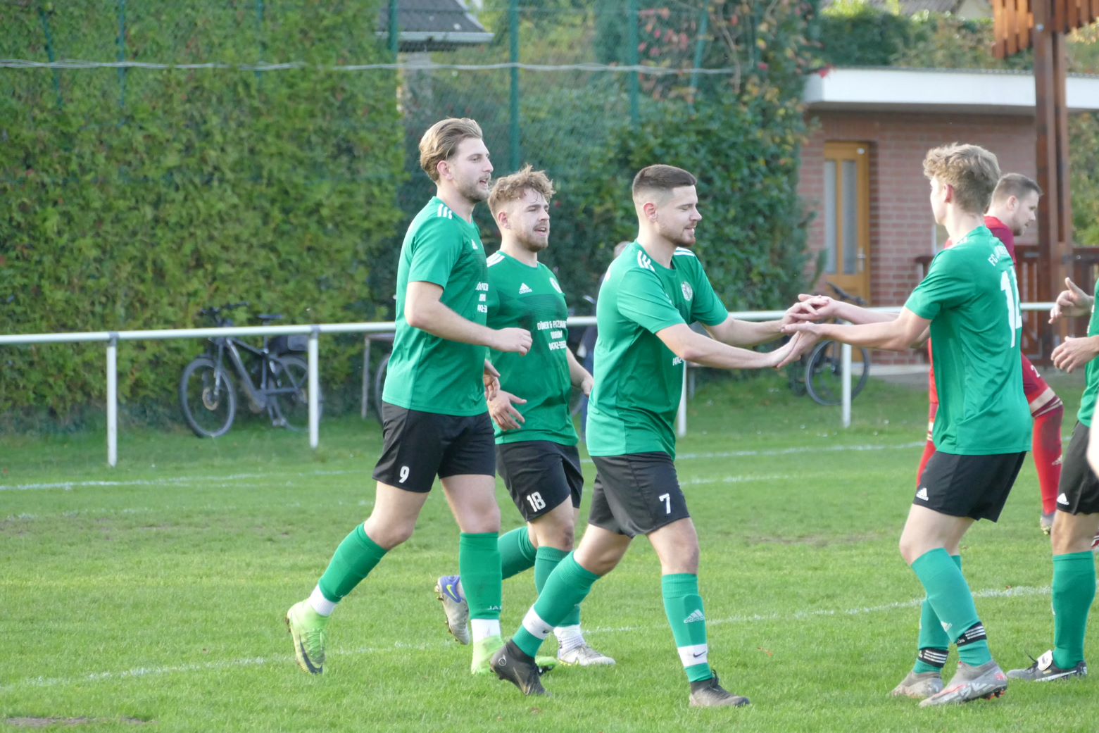 Read more about the article Punktspiel (13. Spieltag) vom 30.10.22 in Midlum: FC Land Wursten – TSV Sievern 1:1 – Bilder