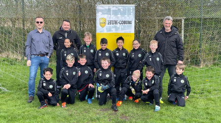 Wolfgang Kuhr von der HUK-Coburg sponsert Trainingsanzüge für die U9