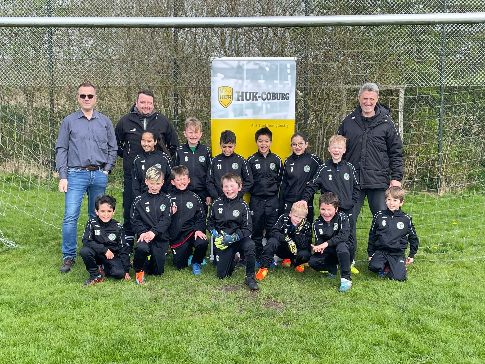 Mehr über den Artikel erfahren Wolfgang Kuhr von der HUK-Coburg sponsert Trainingsanzüge für die U9