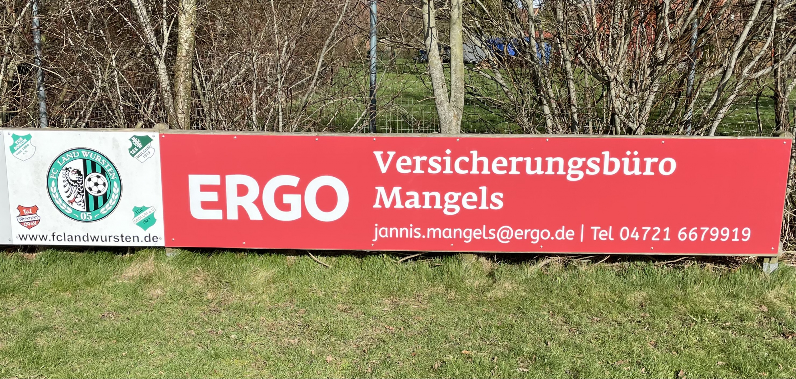 Mehr über den Artikel erfahren ERGO Versicherungsagentur Jannis Mangels unterstützt mit Bandenwerbung