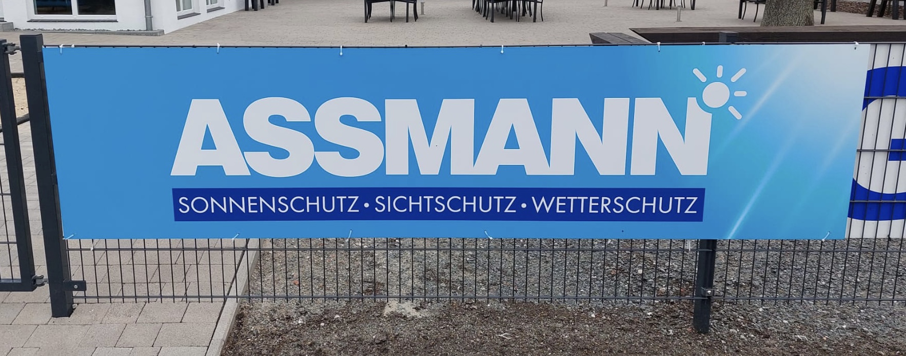 Mehr über den Artikel erfahren Assmann Sonnenschutz unterstützt mit Bandenwerbung 