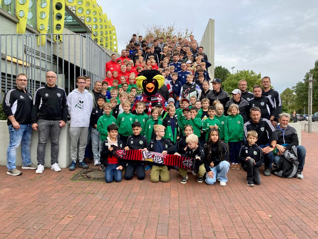 Mehr über den Artikel erfahren Jugendförderverein hat zum Eishockeyspiel eingeladen