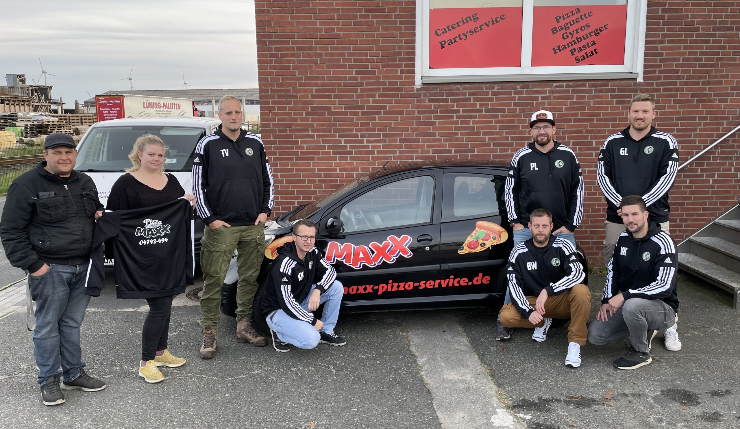 Mehr über den Artikel erfahren Maxx Pizza-Service sponsert Hoodies für die alte Herren
