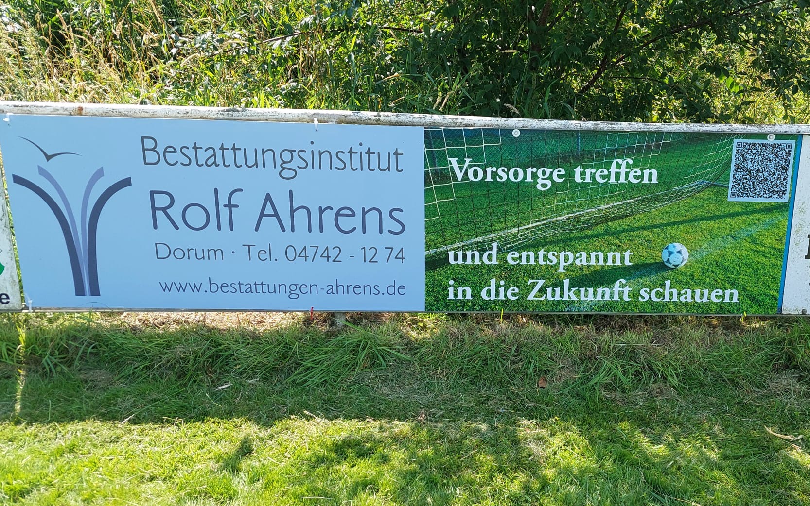 Mehr über den Artikel erfahren Bestattungsinstitut Rolf Ahrens unterstützt mit Bandenwerbung