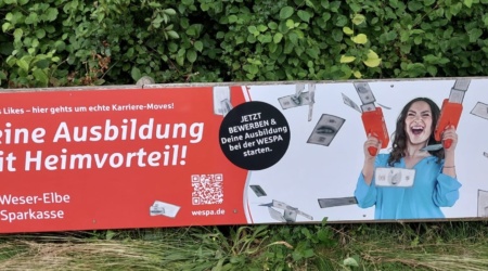 Weser-Elbe-Sparkasse unterstützt mit Bandenwerbung 