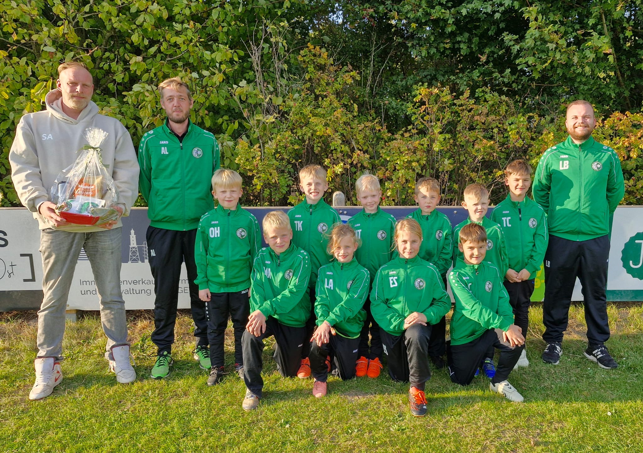 Mehr über den Artikel erfahren Sven und Jasmin Ahlers sponsern Trainingsanzüge für die U8 🤩