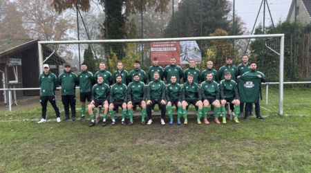 Hamburger Farm sponsert Allwetterjacken für die 1. Herren 