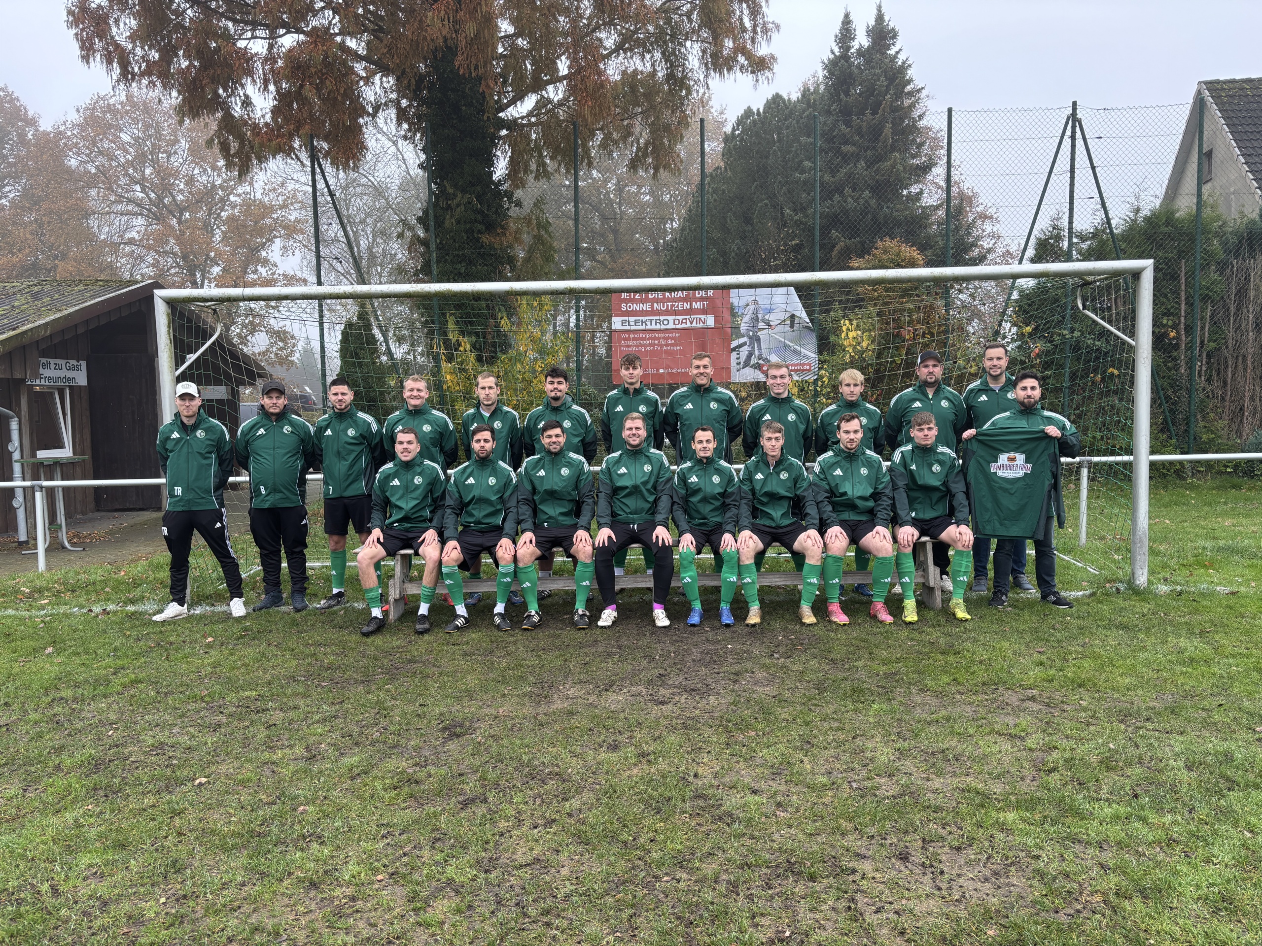 Du betrachtest gerade Hamburger Farm sponsert Allwetterjacken für die 1. Herren 