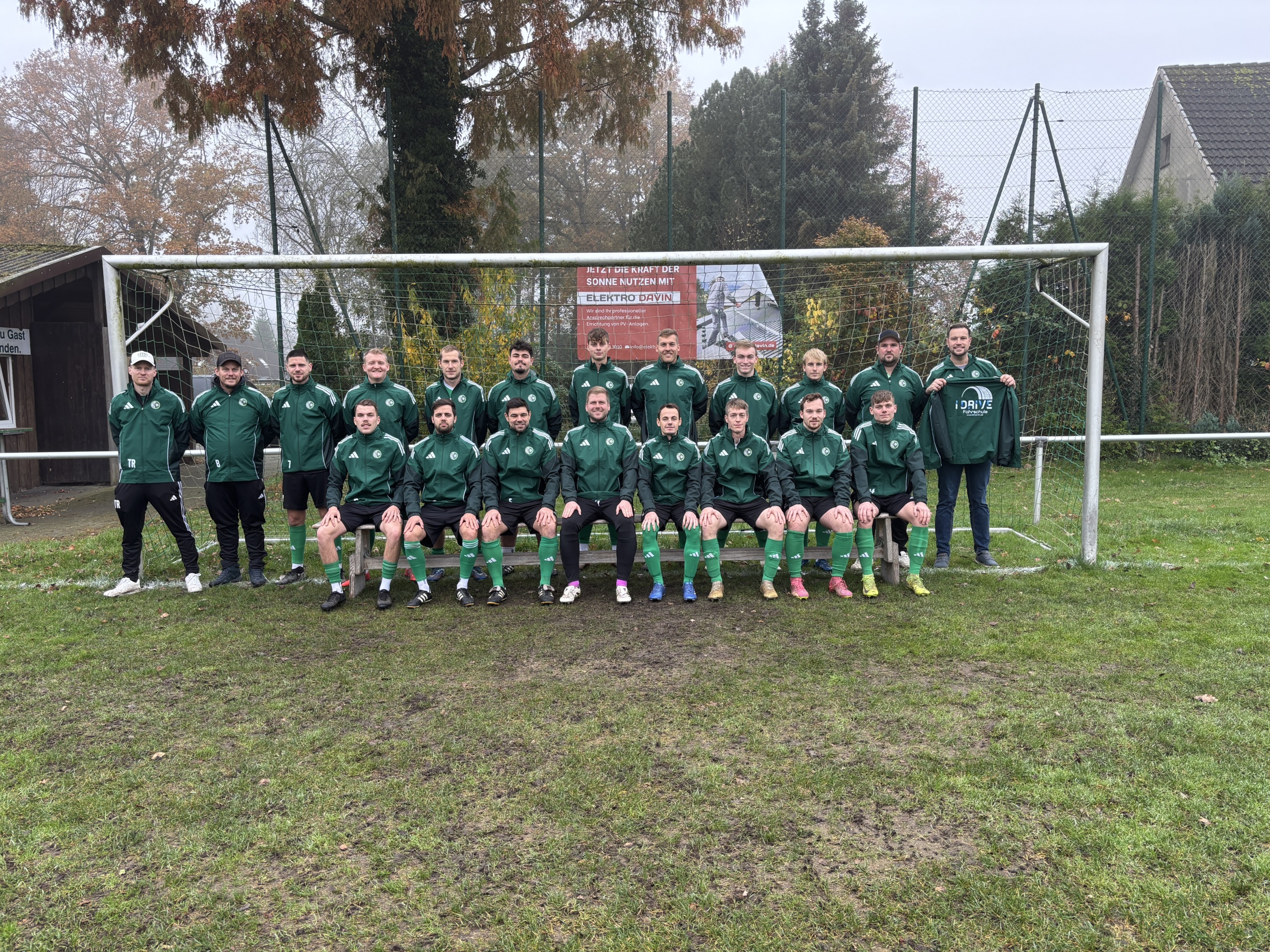 Mehr über den Artikel erfahren I DRIVE Fahrschule sponsert ebenfalls Allwetterjacken für die 1. Herren 