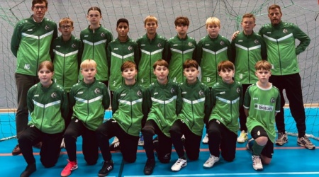 PflasterStein sponsert Trainingsanzüge für die U13