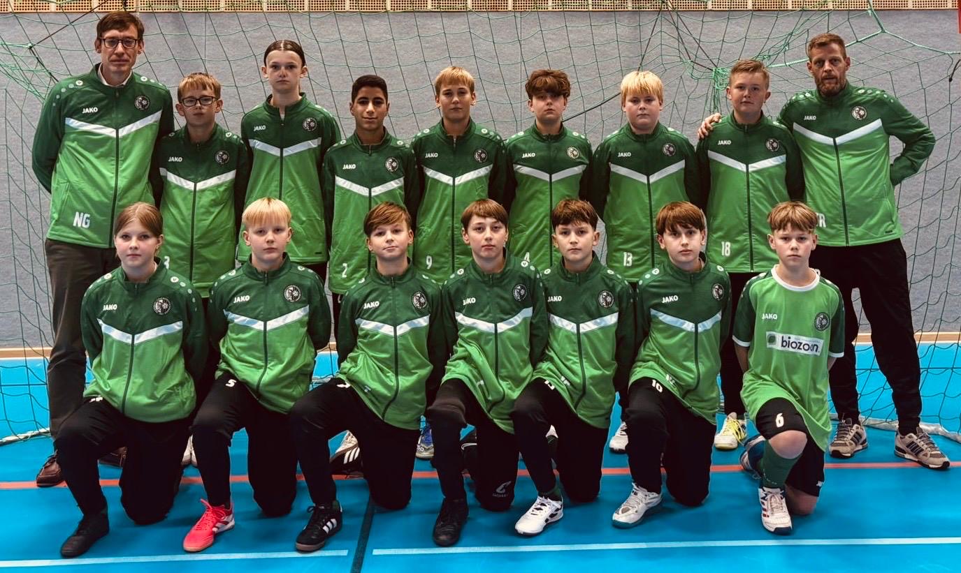 Mehr über den Artikel erfahren PflasterStein sponsert Trainingsanzüge für die U13