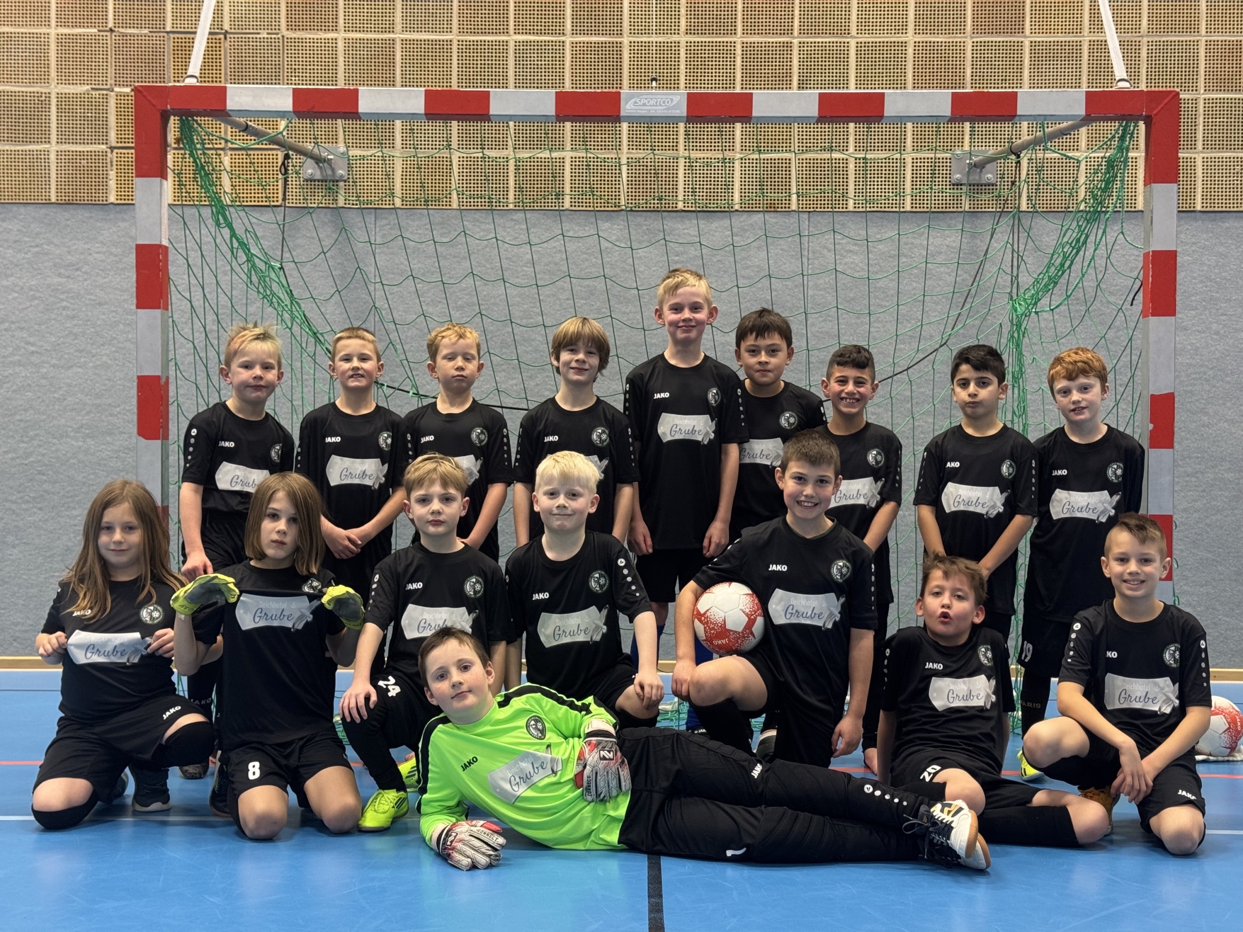 Du betrachtest gerade Deichhotel Grube sponsert Trikotsatz für die U10