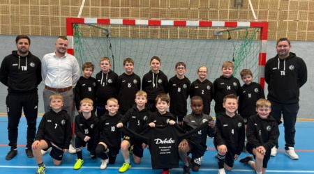 Jendrik Tants von der Debeka sponsert ebenfalls Hoodies für die U9