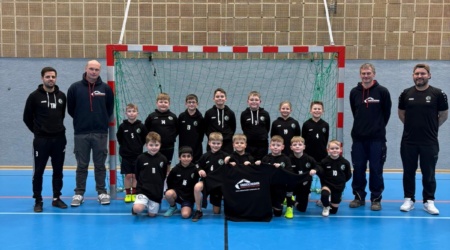 Unbescheiden Erdbau & Recycling GmbH sponsert Hoodies für die U9