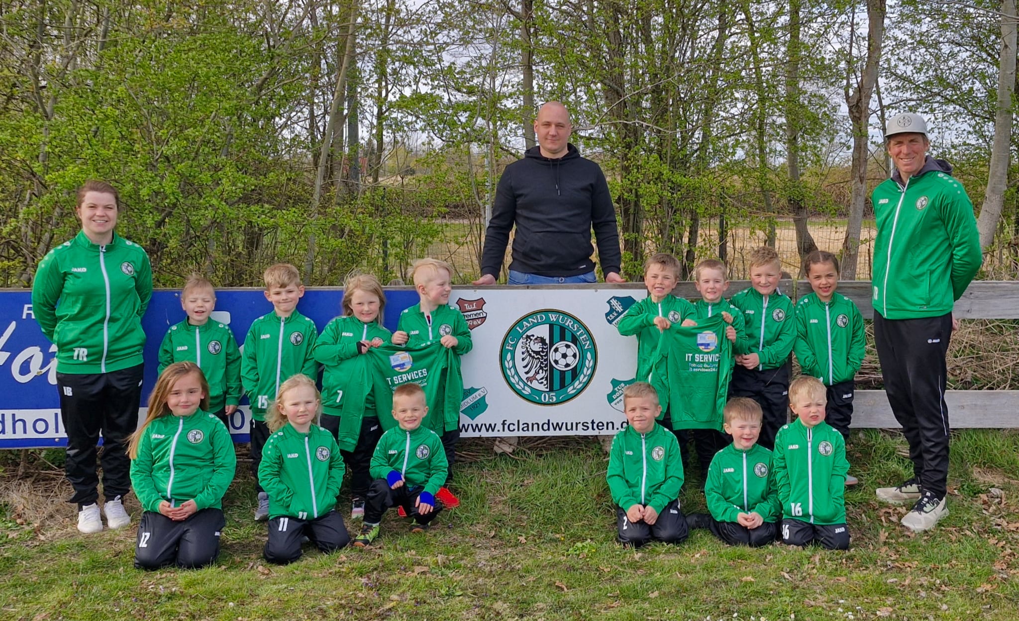 Du betrachtest gerade IT Services Tobias Bultmann e.K. sponsert Trainingsanzüge für die U6