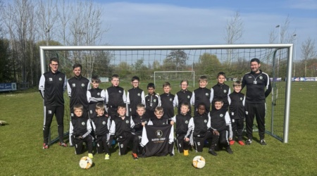 Physiotherapiepraxis Marvin Lüders sponsert Trainingsanzüge für die U9
