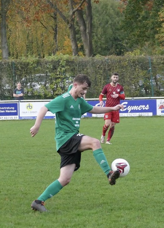 Mehr über den Artikel erfahren Marian Schlesinger kehrt zum FC Land Wursten zurück 