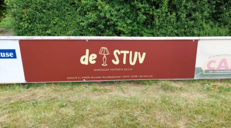 De Stuv unterstützt auch mit neuen Namen mit Bandenwerbung 